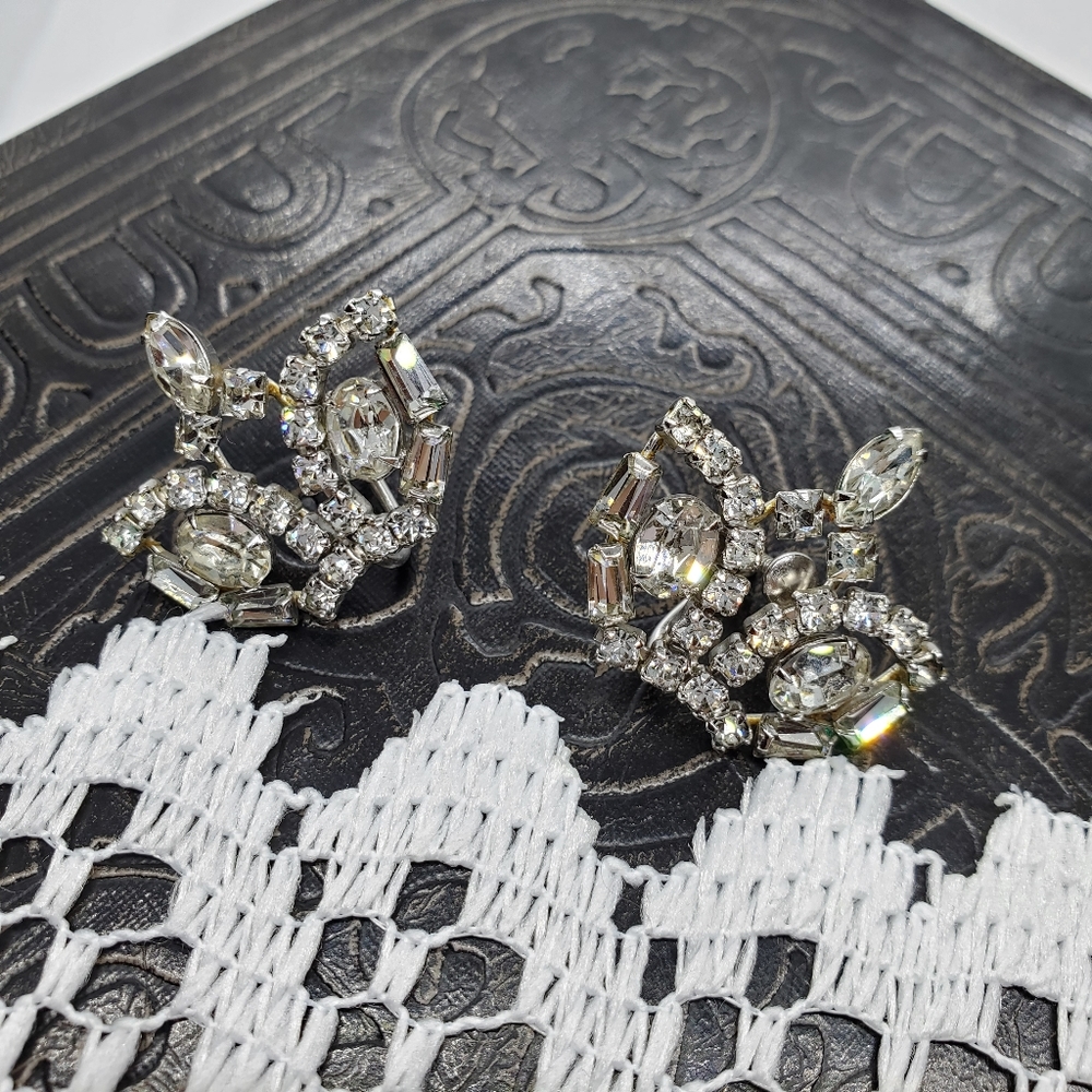 Phyllis - vintage clear rhinestone earrings.